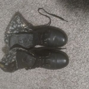 Doc martens sz 6 blck w/ flowers on the inside of the boot (gently used)